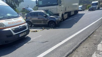 Accident grav la intrare în Băile Herculane. A fost chemat elicopterul SMURD