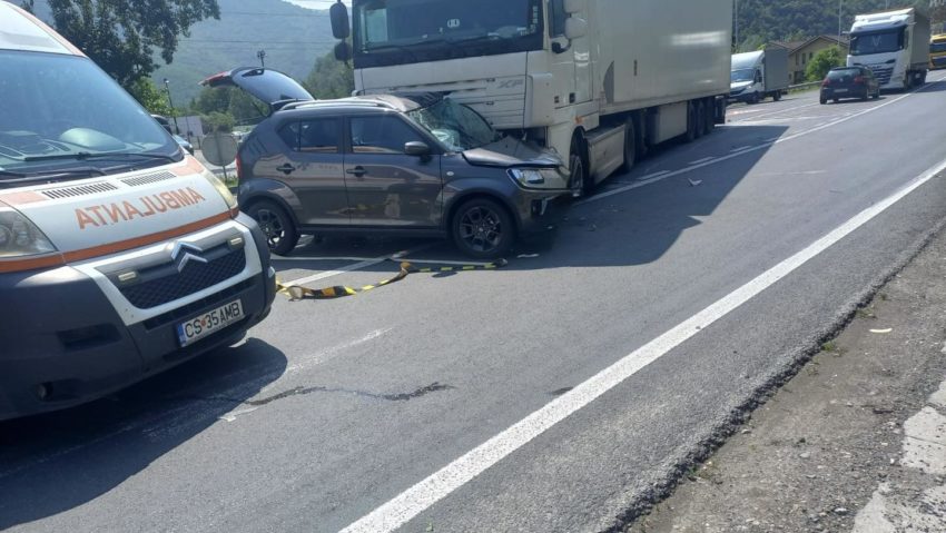 Accident grav la intrare în Băile Herculane. A fost chemat elicopterul SMURD Accident grav la intrare în Băile Herculane. A fost chemat elicopterul SMURD