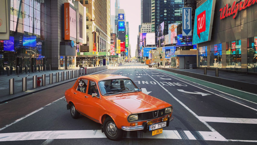 Zeci de autoturisme Dacia istorice îşi dau întâlnire în centrul Devei Zeci de autoturisme Dacia istorice îşi dau întâlnire în centrul Devei