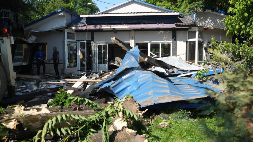 Primăria Timișoara a început demolarea pizzeriei Poli Primăria Timișoara a început demolarea pizzeriei Poli