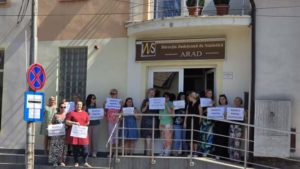 Protest al angajaților de la Direcția de Statistică Arad față de tăierea sporurilor: „Nu noi am produs deficitul bugetar”