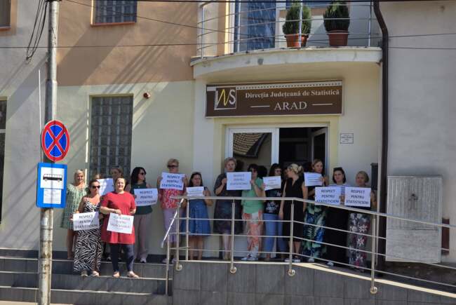 Protest al angajaților de la Direcția de Statistică Arad față de tăierea sporurilor: „Nu noi am produs deficitul bugetar” Protest al angajaților de la Direcția de Statistică Arad față de tăierea sporurilor: „Nu noi am produs deficitul bugetar”