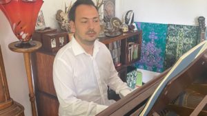„Artiștilor în devenire le-aș recomanda să rămână ei înșiși” spune pianistul Alexandru Reisz