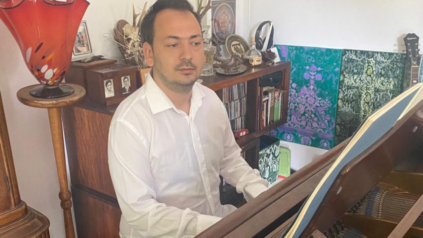 „Artiștilor în devenire le-aș recomanda să rămână ei înșiși” spune pianistul Alexandru Reisz