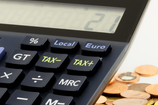 Creșterea TVA aduce scumpiri și risc de recesiune. Cui folosește inflația? Explicația unui profesor de economie din Timișoara