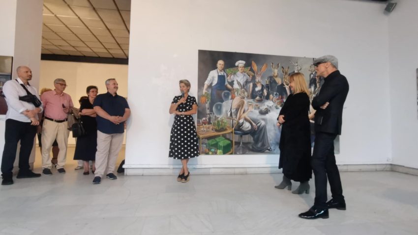 Prima expoziție în orașul natal pentru Csilla Kudor: pictură social-critică despre societatea digitală Prima expoziție în orașul natal pentru Csilla Kudor: pictură social-critică despre societatea digitală