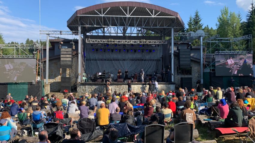 Jazz sub semnul soarelui și al stropilor de ploaie la Gărâna. O nouă seară de poveste Jazz sub semnul soarelui și al stropilor de ploaie la Gărâna. O nouă seară de poveste