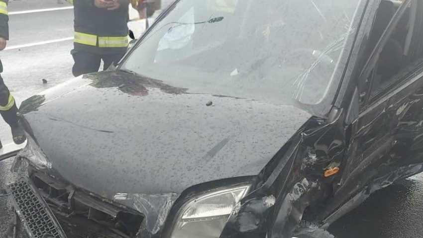 Doi copii şi mama lor, transportaţi la spital în urma unui accident pe autostrada A1 Doi copii şi mama lor, transportaţi la spital în urma unui accident pe autostrada A1