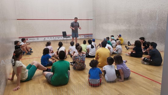 Cursuri gratuite de squash și înot pentru copii, la Timișoara