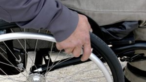 Accident la Buziaș: Bărbat în scaun cu rotile lovit de o mașină