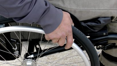 Accident la Buziaș: Bărbat în scaun cu rotile lovit de o mașină