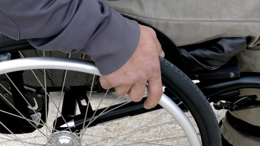 Accident la Buziaș: Bărbat în scaun cu rotile lovit de o mașină