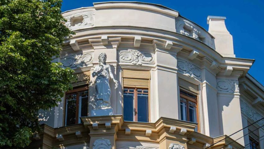 Theros, zeița verii, revine pe fațada Palatului Karl Kunz. Theros, zeița verii, revine pe fațada Palatului Karl Kunz.