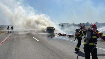 Un autoturism a luat foc în mers pe centura Lugojului