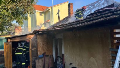 Casă cuprinsă de flăcări în Timișoara