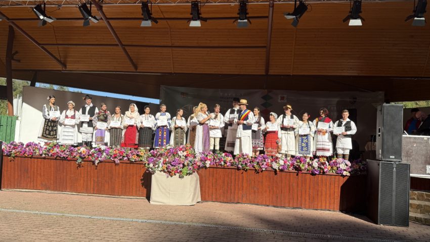 Selecțiuni de la Festivalul-Concurs al Cântecului Popular din Țara Zărandului Selecțiuni de la Festivalul-Concurs al Cântecului Popular din Țara Zărandului