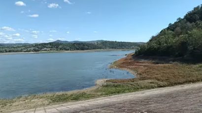 Lacul Tauț, lovit de secetă. 25% dintre pâraiele montane au secat vara