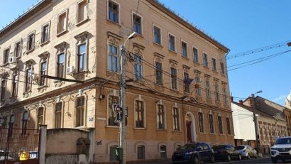 Protest al părinților în fața Liceului Shakespeare. CA al școlii a decis ca toți elevii să aibă cursuri dimineața