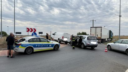 Fetiță de 6 ani rănită într-un accident în Timiș. Coliziune între patru vehicule