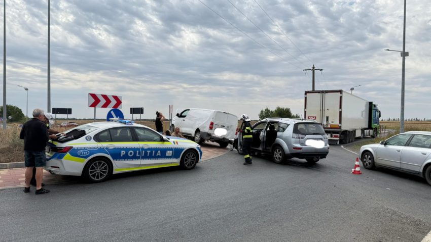 Fetiță de 6 ani rănită într-un accident în Timiș. Coliziune între patru vehicule