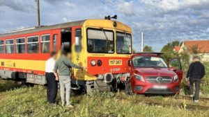 Accident feroviar în Bihor. Un tren a deraiat după ce a lovit un autoturism