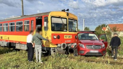 Accident feroviar în Bihor. Un tren a deraiat după ce a lovit un autoturism