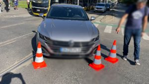 Accident între o mașină și un tramvai în Timișoara. Șoferiţa rănită, transportată la spital