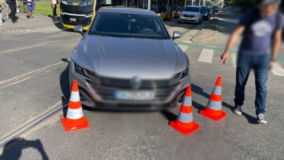 Accident între o mașină și un tramvai în Timișoara. Șoferiţa rănită, transportată la spital