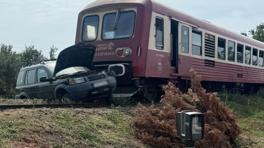 Mașină lovită de tren în Timiș; două persoane au ajuns la spital Mașină lovită de tren în Timiș; două persoane au ajuns la spital