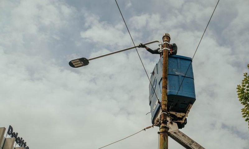 Iluminat public modern pe 64 de străzi din Timișoara. Proiectul e aproape de finalizare