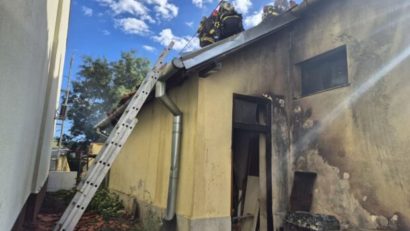 Cursuri mai scurte pentru elevii din Dudeștii Noi, după incendiul din curtea bisericii unde merg la școală