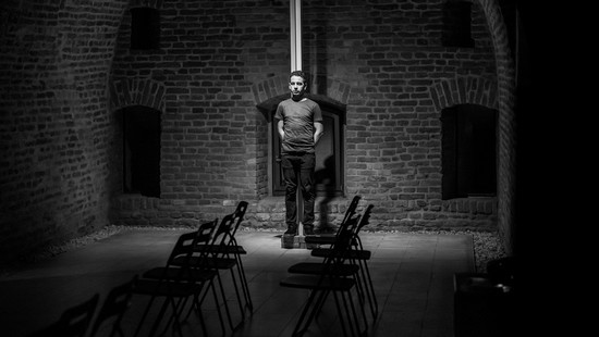 Mantas, un spectacol ce îmbină arta teatrală cu elemente media și de arte vizuale, în premieră la Timișoara