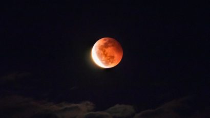 “Luna sângerie” – eclipsa lunară totală, vizibilă și în vestul țării