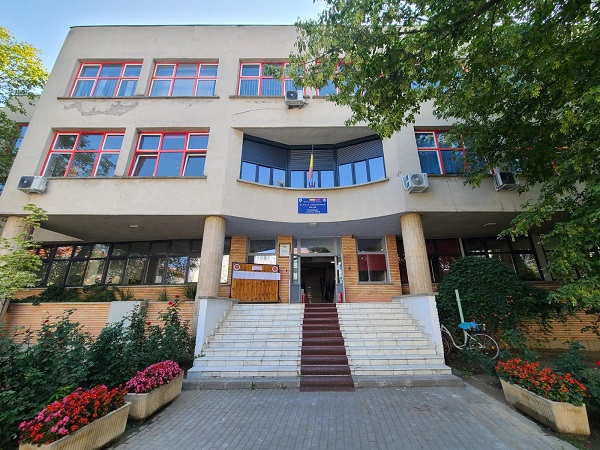 Grav incident într-o școală din Timișoara. Doi elevi, descoperiți că întrețineau relații sexuale în toaletă