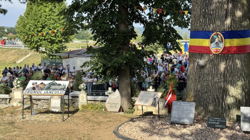 Mii de oameni prezenți la Serbările Naţionale de la Ţebea Mii de oameni prezenți la Serbările Naţionale de la Ţebea