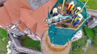 Cavalerul de pe Turnul Buzdugan de la Castelul Corvinilor, coborât pentru restaurare