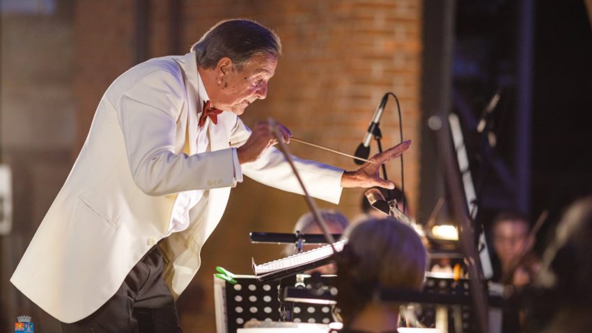 „Muzica este una dintre acele arte care te țin tot timpul tânăr” spune maestrul Peter Oschanitzky (interviu) „Muzica este una dintre acele arte care te țin tot timpul tânăr” spune maestrul Peter Oschanitzky (interviu)