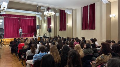 Radu Paraschivescu, Ciprian Măceșaru și Savu Popa se întâlnesc cu elevii din Timișoara și Giroc în încheierea proiectului eLibrăria