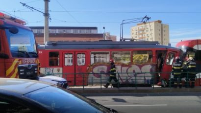Şapte răniţi, între care și un copil, au ajuns la spital după ce două tramvaie s-au ciocnit în Arad