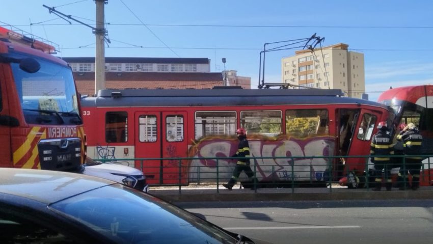 Şapte răniţi, între care și un copil, au ajuns la spital după ce două tramvaie s-au ciocnit în Arad Şapte răniţi, între care și un copil, au ajuns la spital după ce două tramvaie s-au ciocnit în Arad