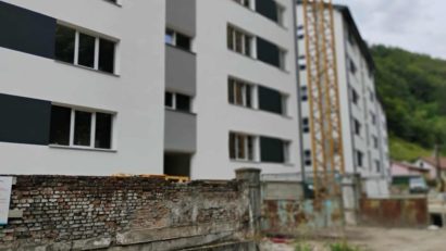 Oamenii din Aninoasa, afectați de cutremurele din 2023, așteaptă încă noile locuințe