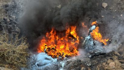 Cadavre de animale, incendiate într-o groapă lângă o fermă din județul Arad