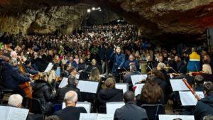 Record de public la concertul din Peștera Românești
