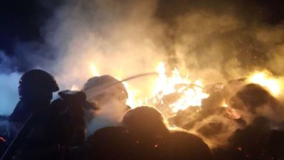 400 de baloți de paie, mistuiți de un incendiu pe un teren din județul Arad