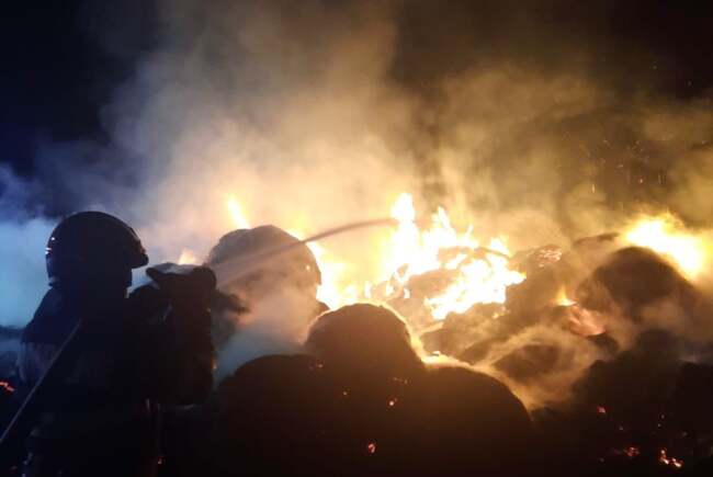 400 de baloți de paie, mistuiți de un incendiu pe un teren din județul Arad