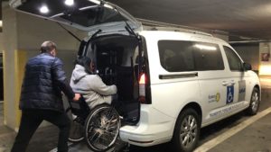 Maşină special adaptată, oferită pentru transportul persoanelor cu dizabilităţi din Deva