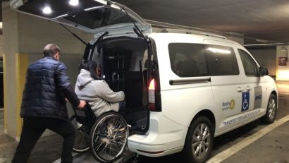 Maşină special adaptată, oferită pentru transportul persoanelor cu dizabilităţi din Deva