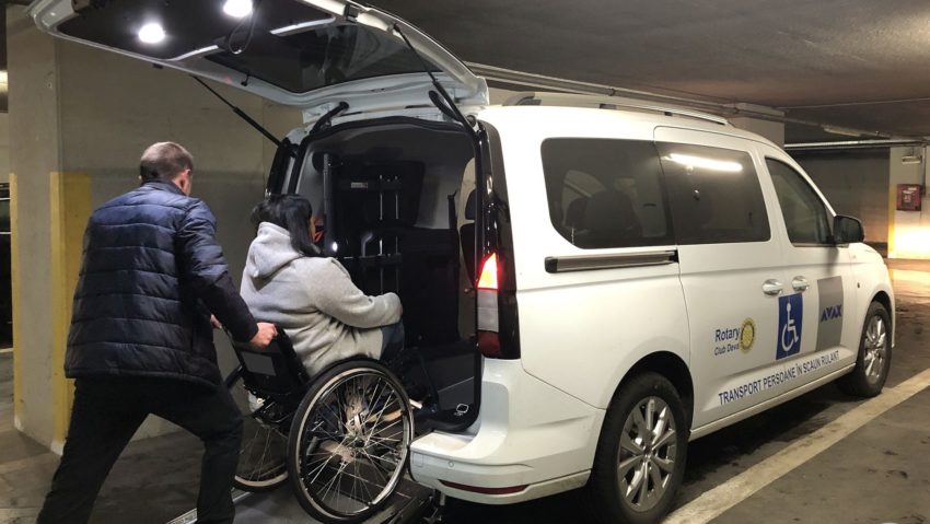 Maşină special adaptată, oferită pentru transportul persoanelor cu dizabilităţi din Deva