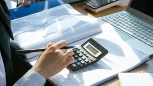 Creșterea taxelor și majorarea salariului minim ar putea bloca mii de firme, avertizează HORETIM