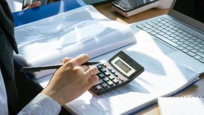 Creșterea taxelor și majorarea salariului minim ar putea bloca mii de firme, avertizează HORETIM